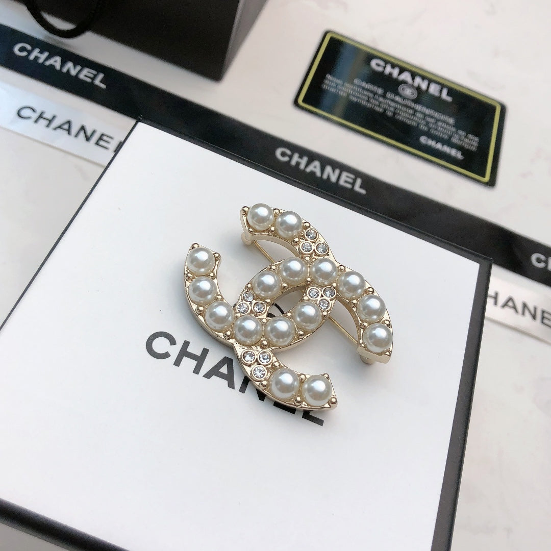 Signature Emblem Brooch in Polished Metal-Tone – Design 034 side detail