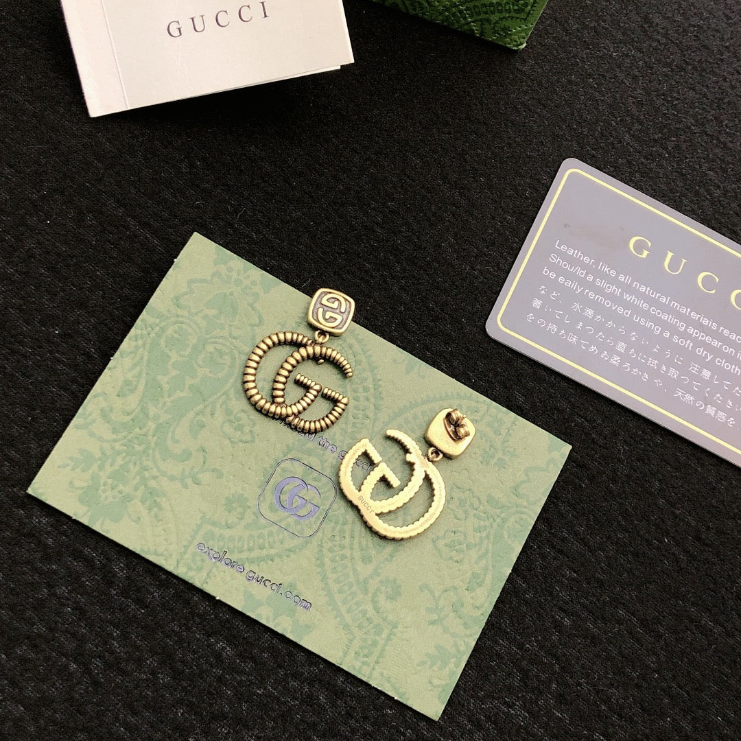 Double-G Emblem Stud Earrings in Polished Metal-Tone – Design 032 main product view