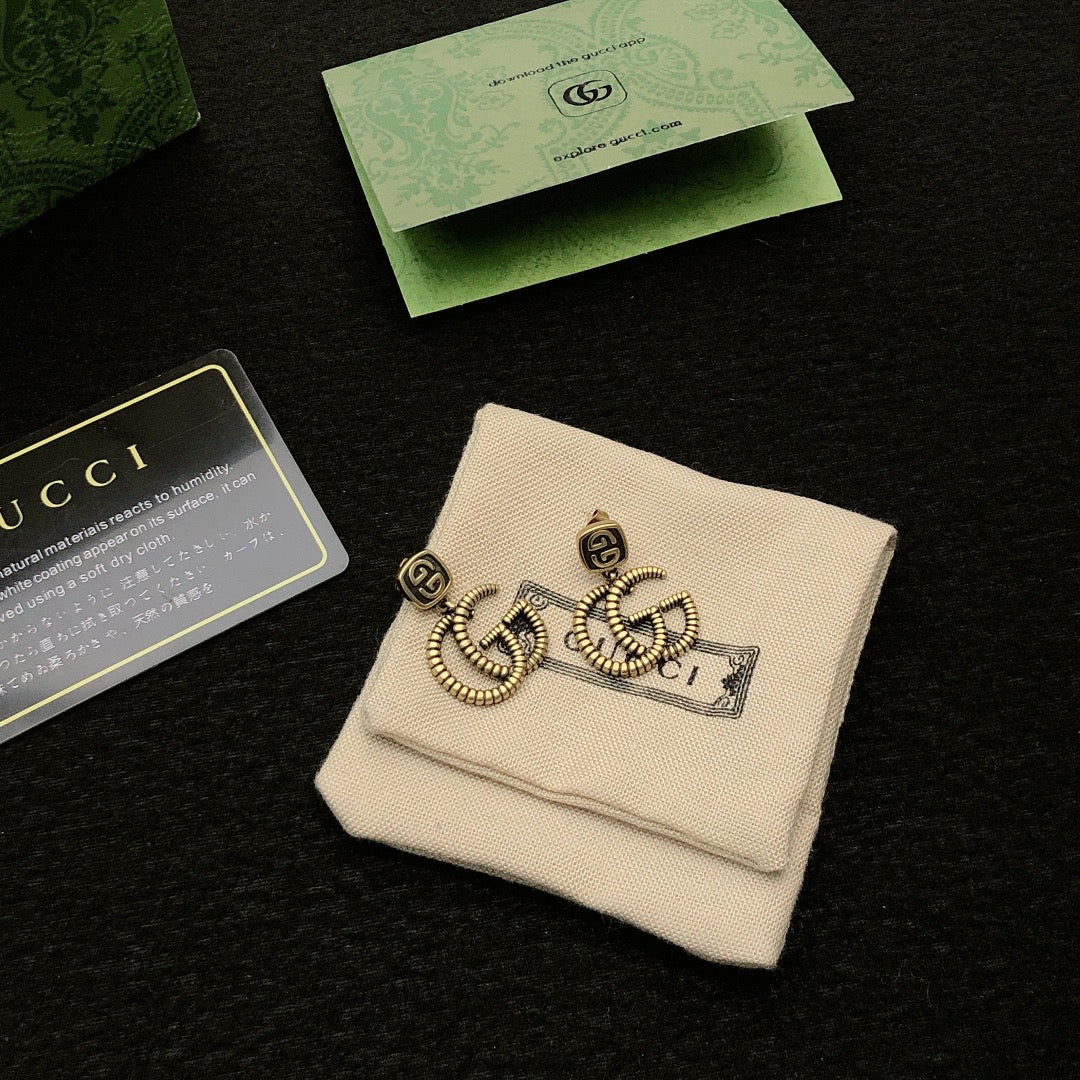 Double-G Emblem Stud Earrings in Polished Metal-Tone – Design 032 close-up detail