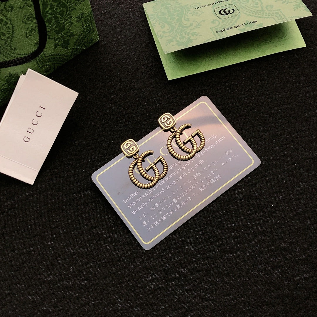 Double-G Emblem Stud Earrings in Polished Metal-Tone – Design 032 side detail