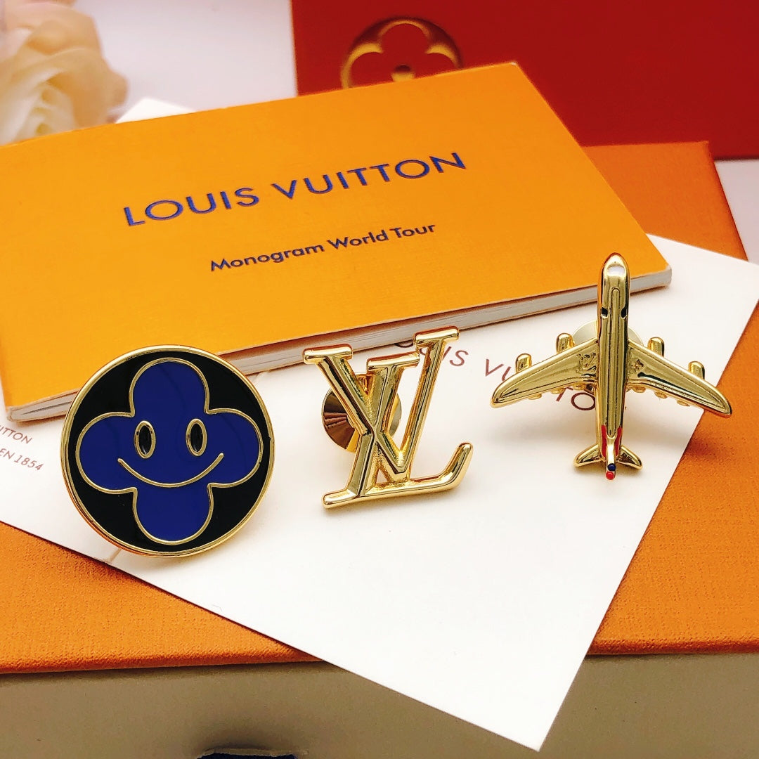 Geometric Emblem Brooch in Gold-Tone – Design 002 detail view