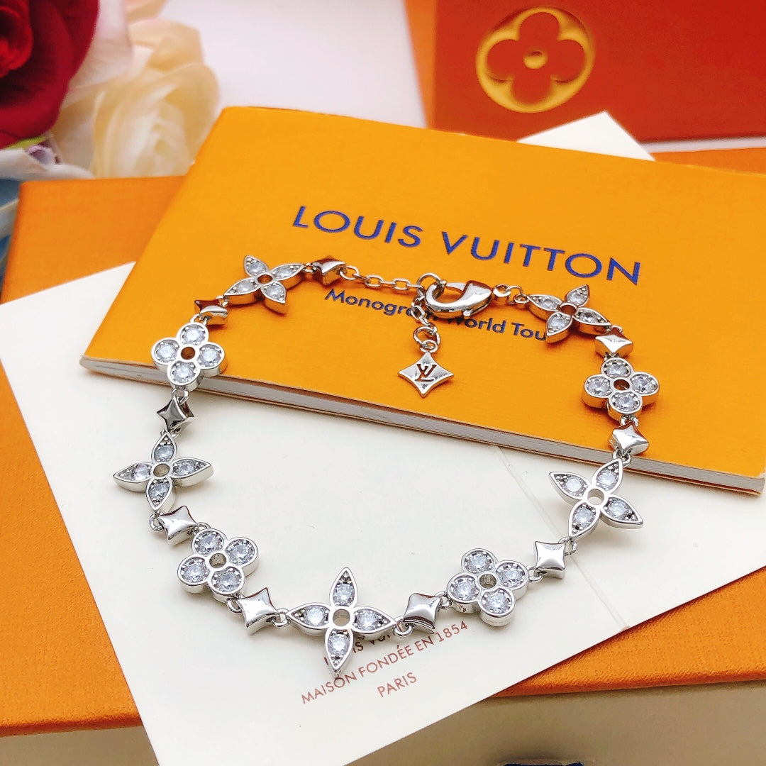 Floral Bracelet in Silver-Tone – Silver Detail – Design 002 detail view