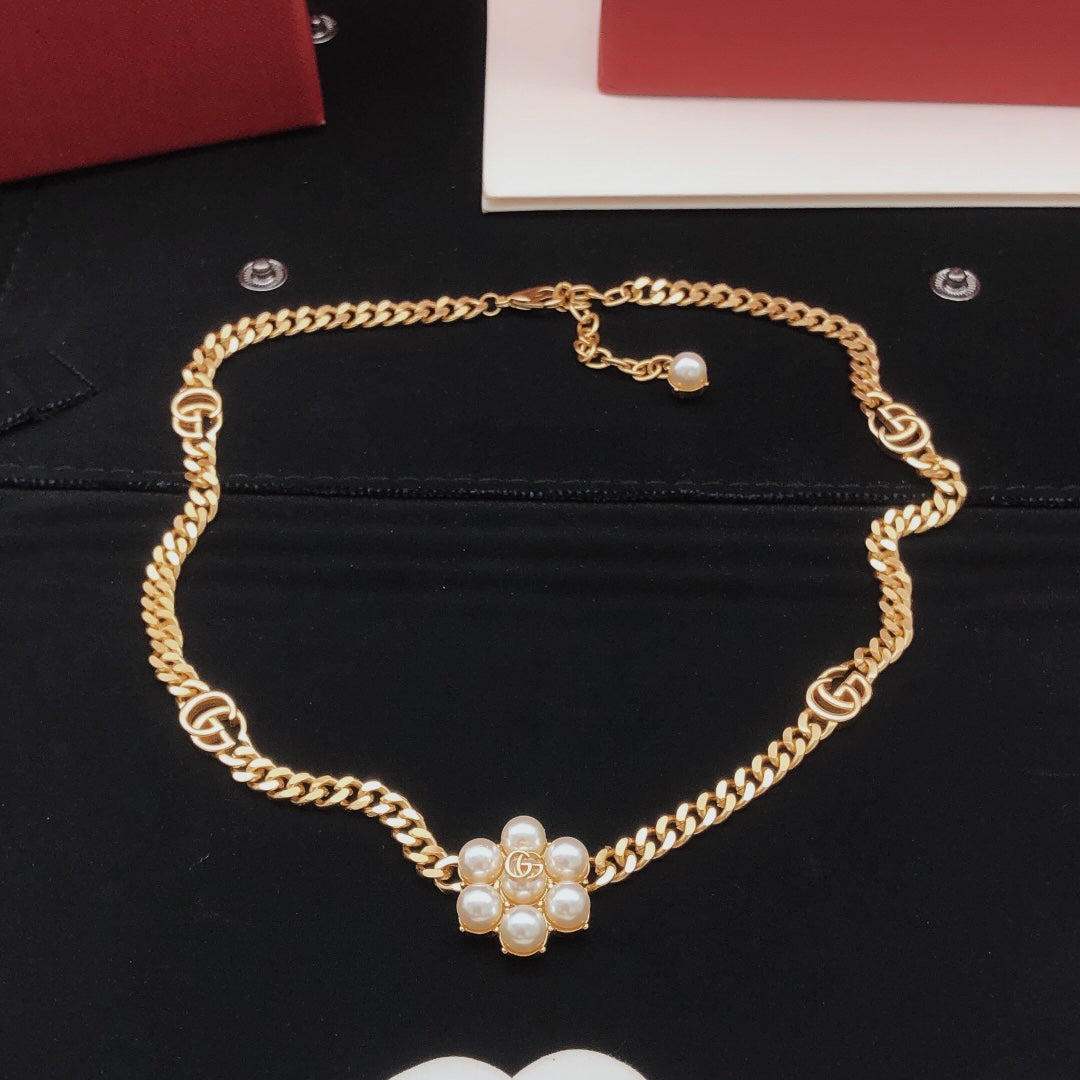 Floral Pendant Necklace in Gold-Tone – Design 002 close-up detail