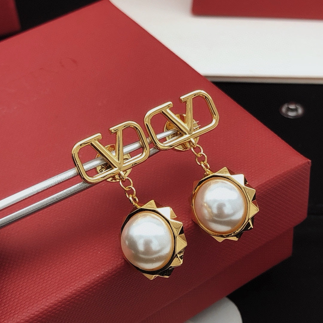 Signature Emblem Pearl-Detail Stud Earrings – Design 02 side detail