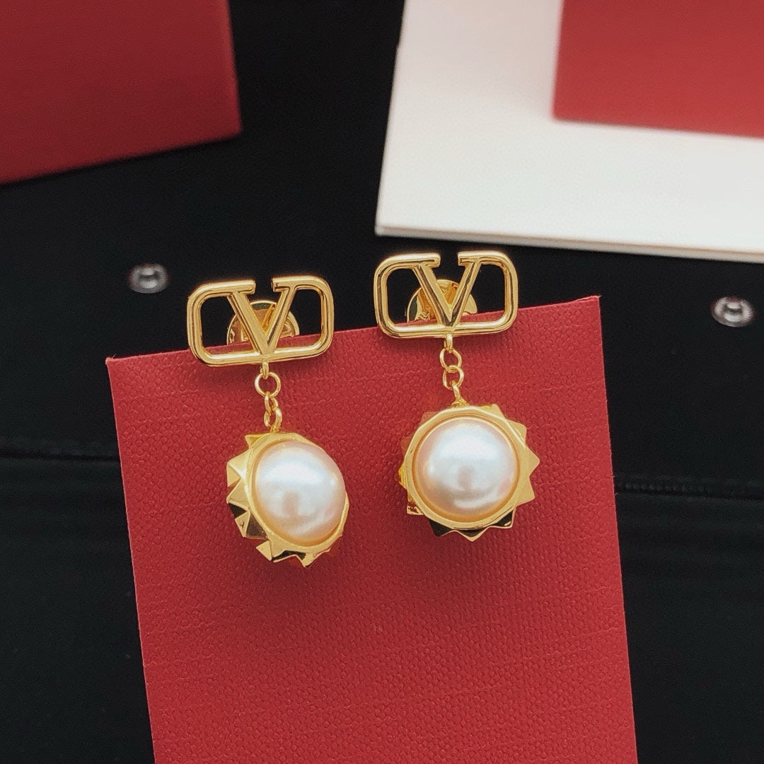 Signature Emblem Pearl-Detail Stud Earrings – Design 02 main product view