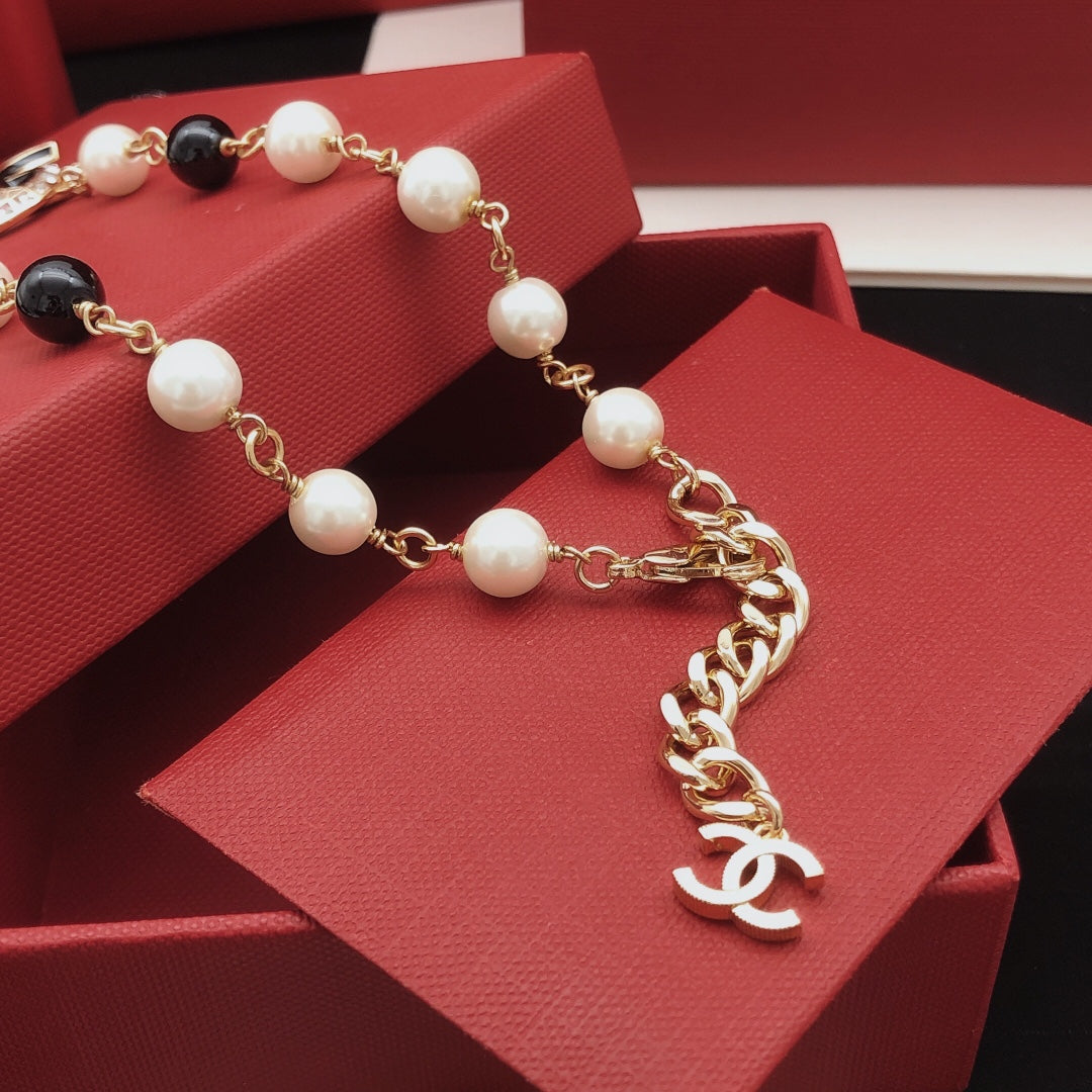 Pearl Pearl-Detail Pendant Necklace – Pearl Detail – Design 016 close-up detail