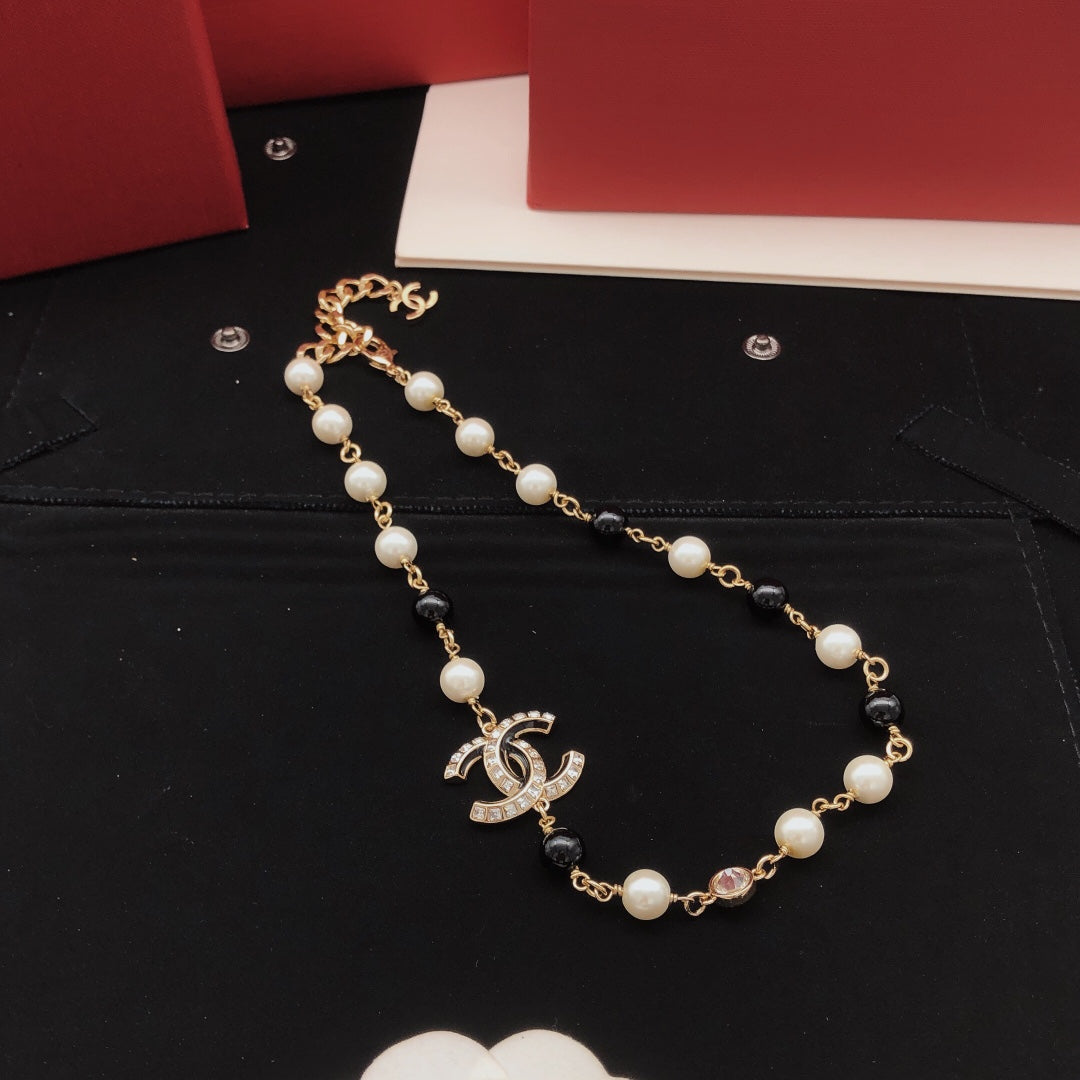 Pearl Pearl-Detail Pendant Necklace – Pearl Detail – Design 006 side detail