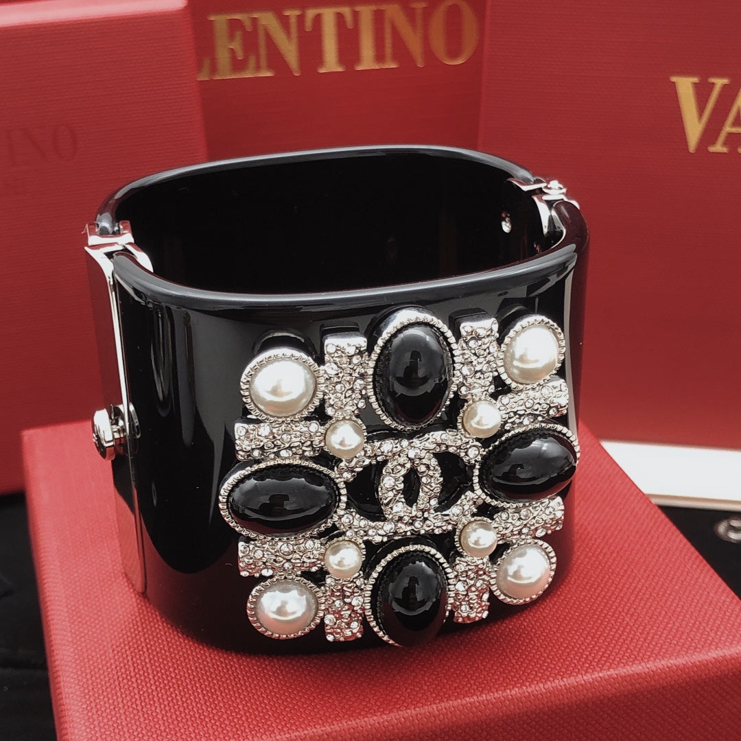Signature Emblem Bangle in Gold-Tone – Black Detail side detail