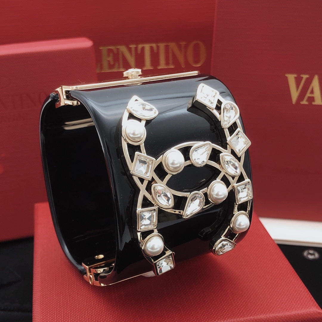 Signature Emblem Bangle in Gold-Tone – Black Detail – Design 002 close-up detail