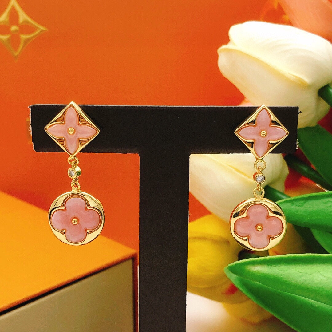 Floral Stud Earrings in Gold-Tone – Pink Detail close-up detail