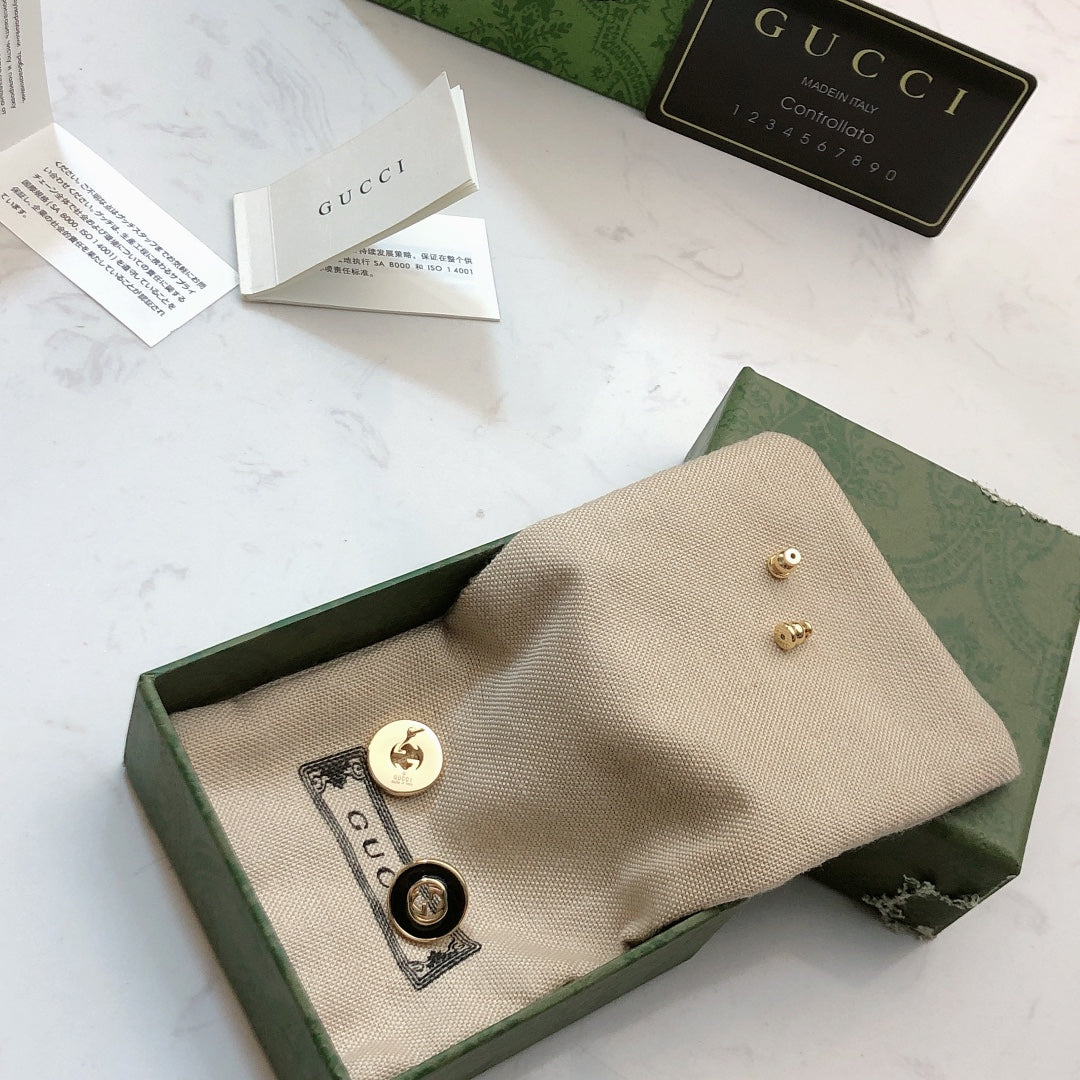 Double-G Emblem Stud Earrings in Polished Metal-Tone – Design 031 close-up detail