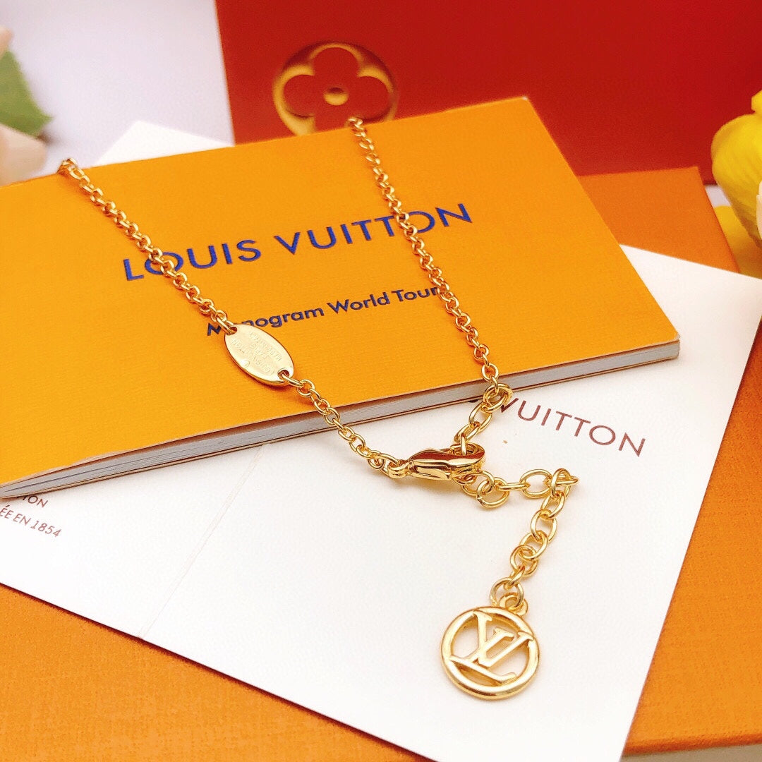 Heart Pendant Necklace in Gold-Tone – Design 006 detail view