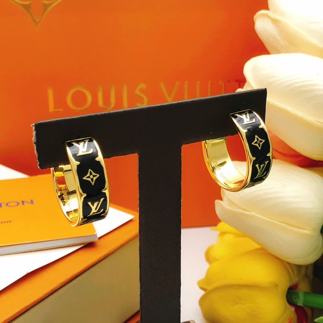 Round Statement Earrings in Gold-Tone – Black Detail close-up detail