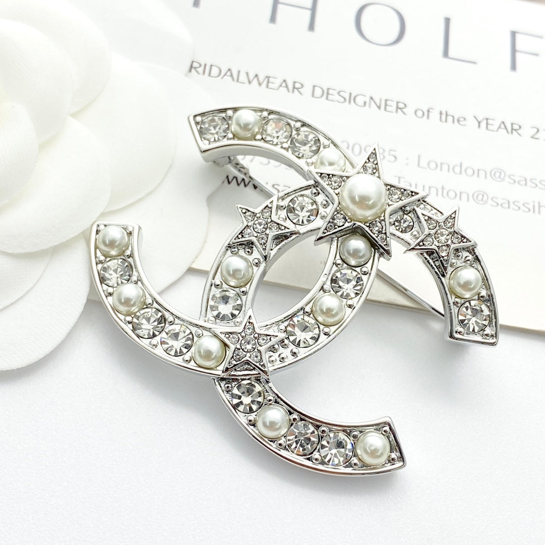 Double-C Emblem Brooch in Silver-Tone – Pearl Detail side detail