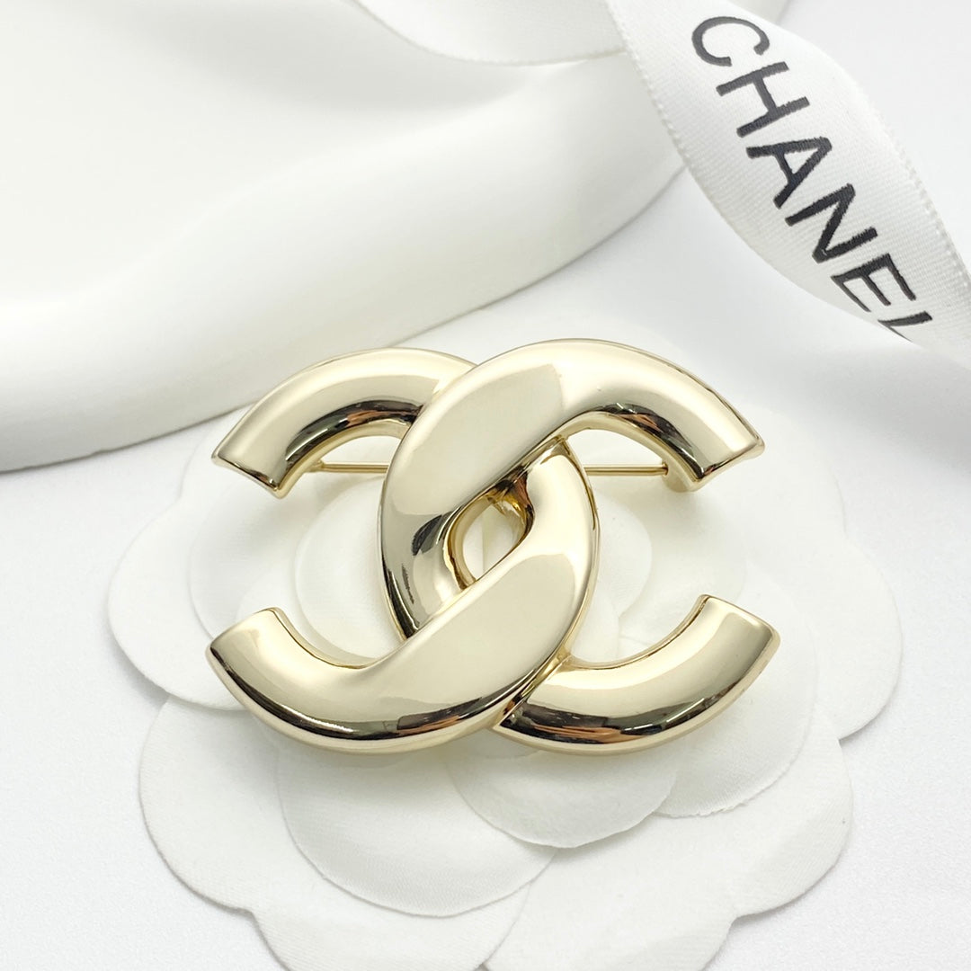 Double-C Emblem Brooch in Gold-Tone – Design 021 detail view