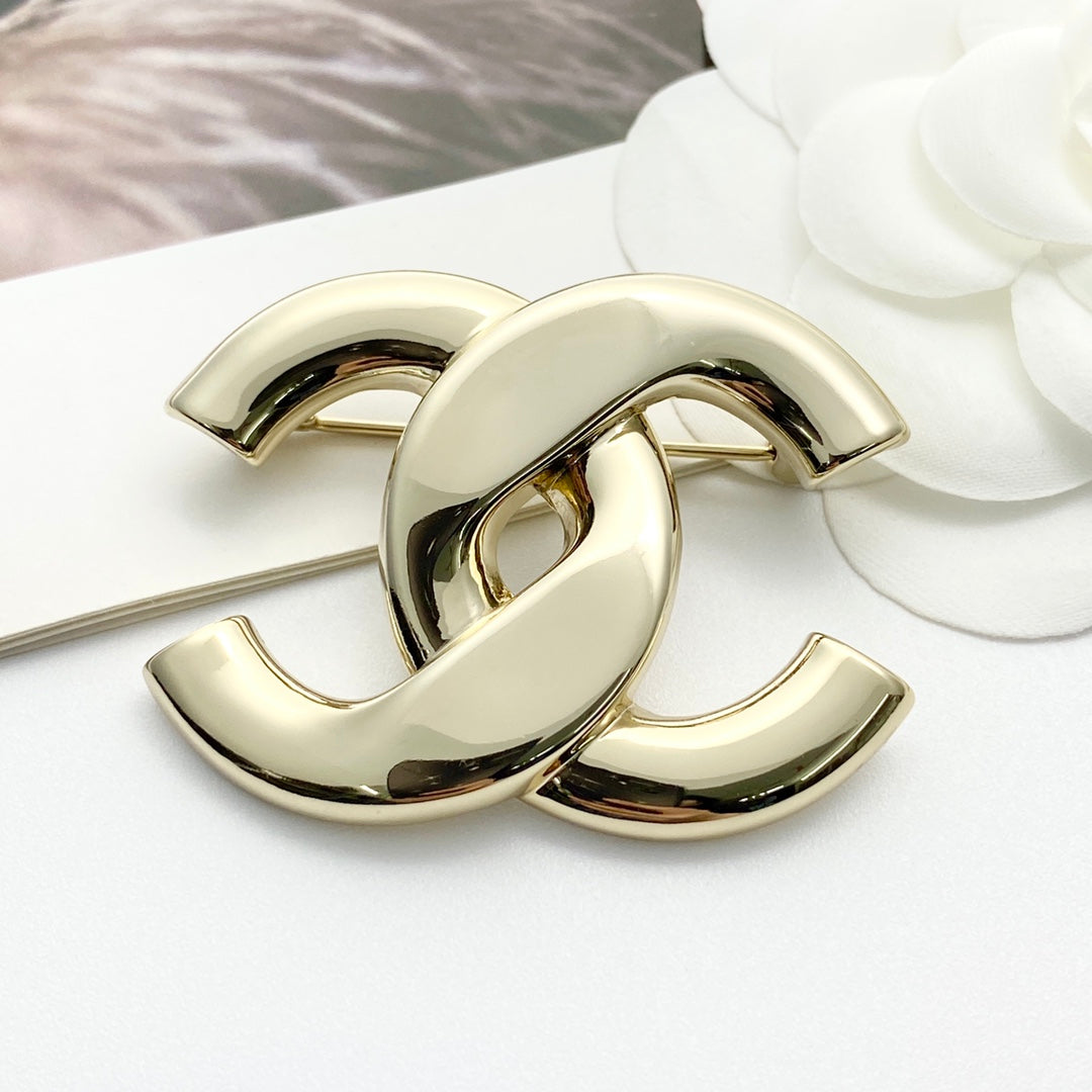 Double-C Emblem Brooch in Gold-Tone – Design 021 close-up detail