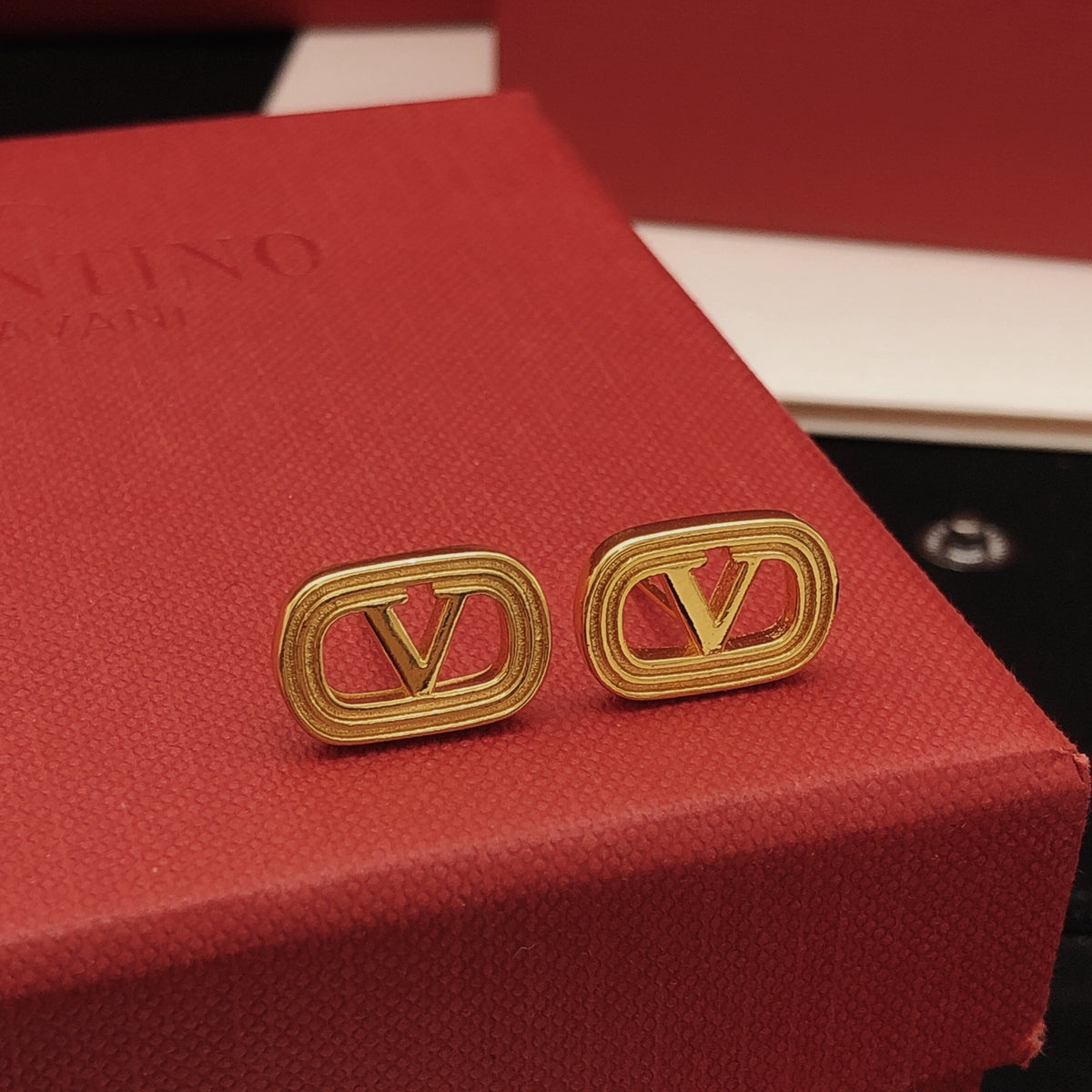 Signature Emblem Polished Stud Earrings – Design 04 detail view