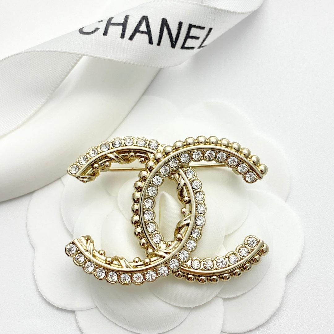 Double-C Emblem Brooch in Polished Metal-Tone – Design 062 close-up detail