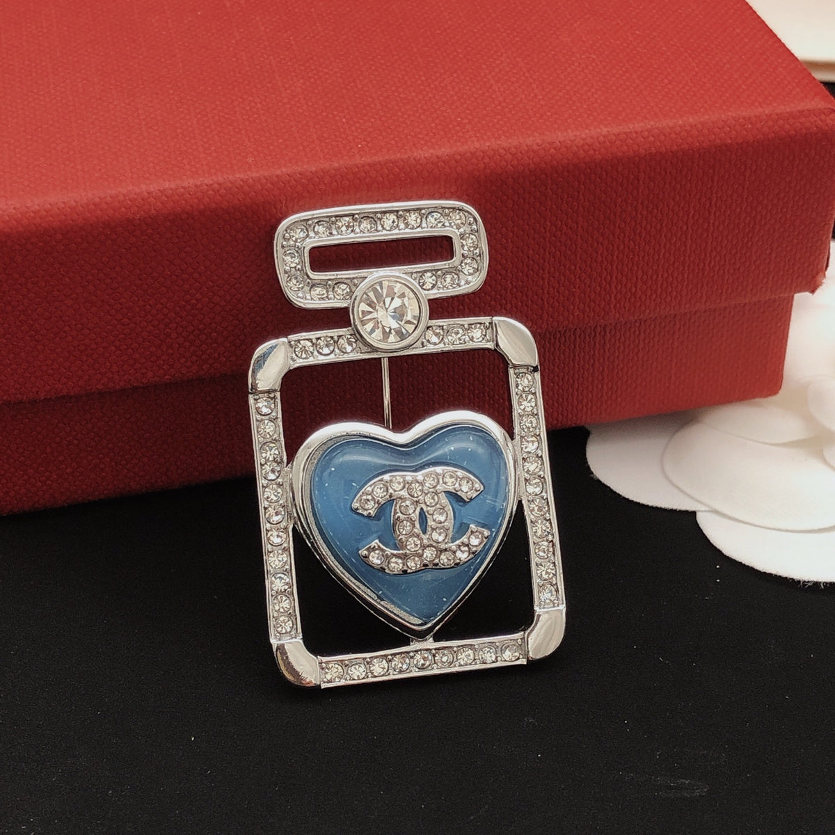 Heart Brooch in Gold-Tone – Heart Detail – Design 003 close-up detail
