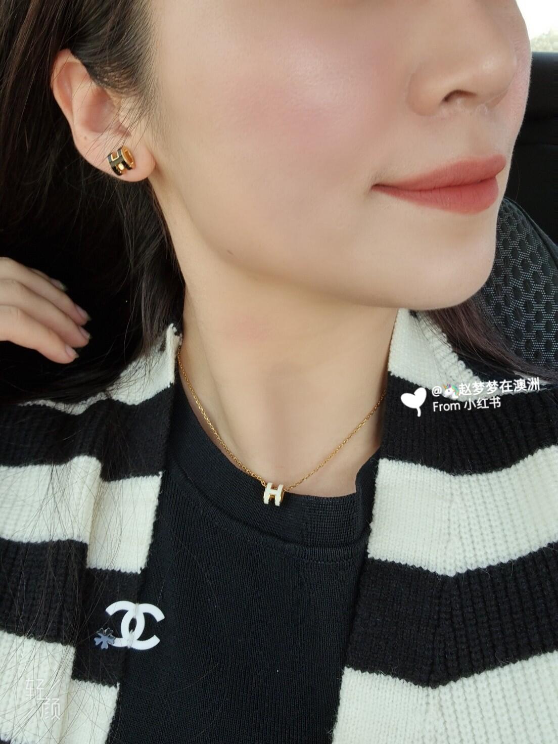 Geometric Emblem Stud Earrings in Gold-Tone – Gold Detail detail view
