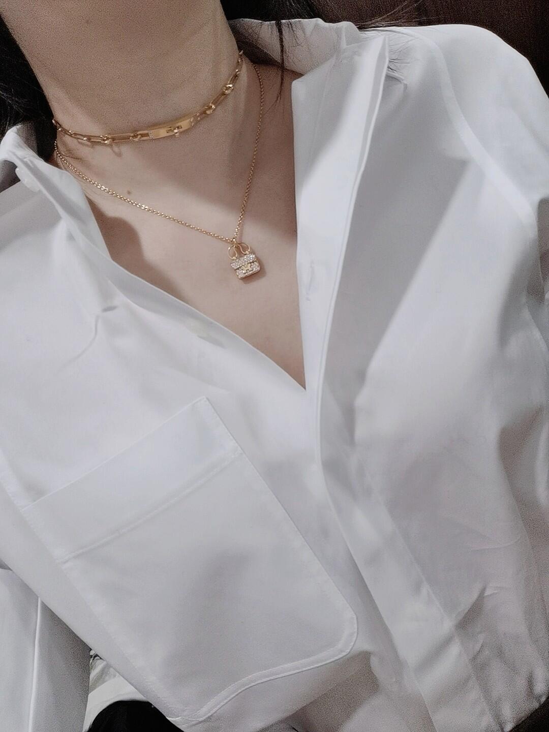 Toggle Pendant Necklace in Rose-Gold-Tone – Rose Gold Detail side detail