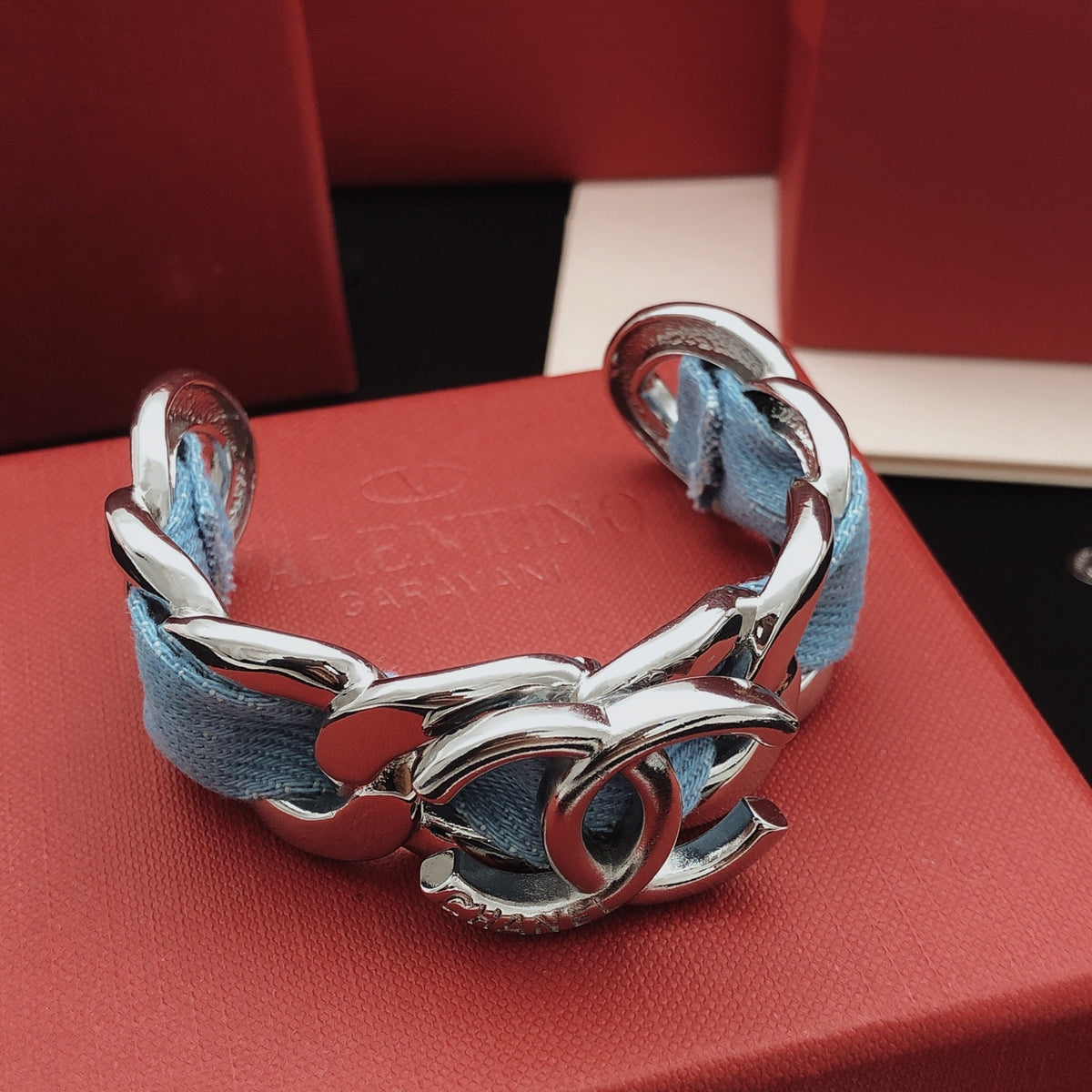 Signature Emblem Bangle in Gold-Tone – Design 013 detail view