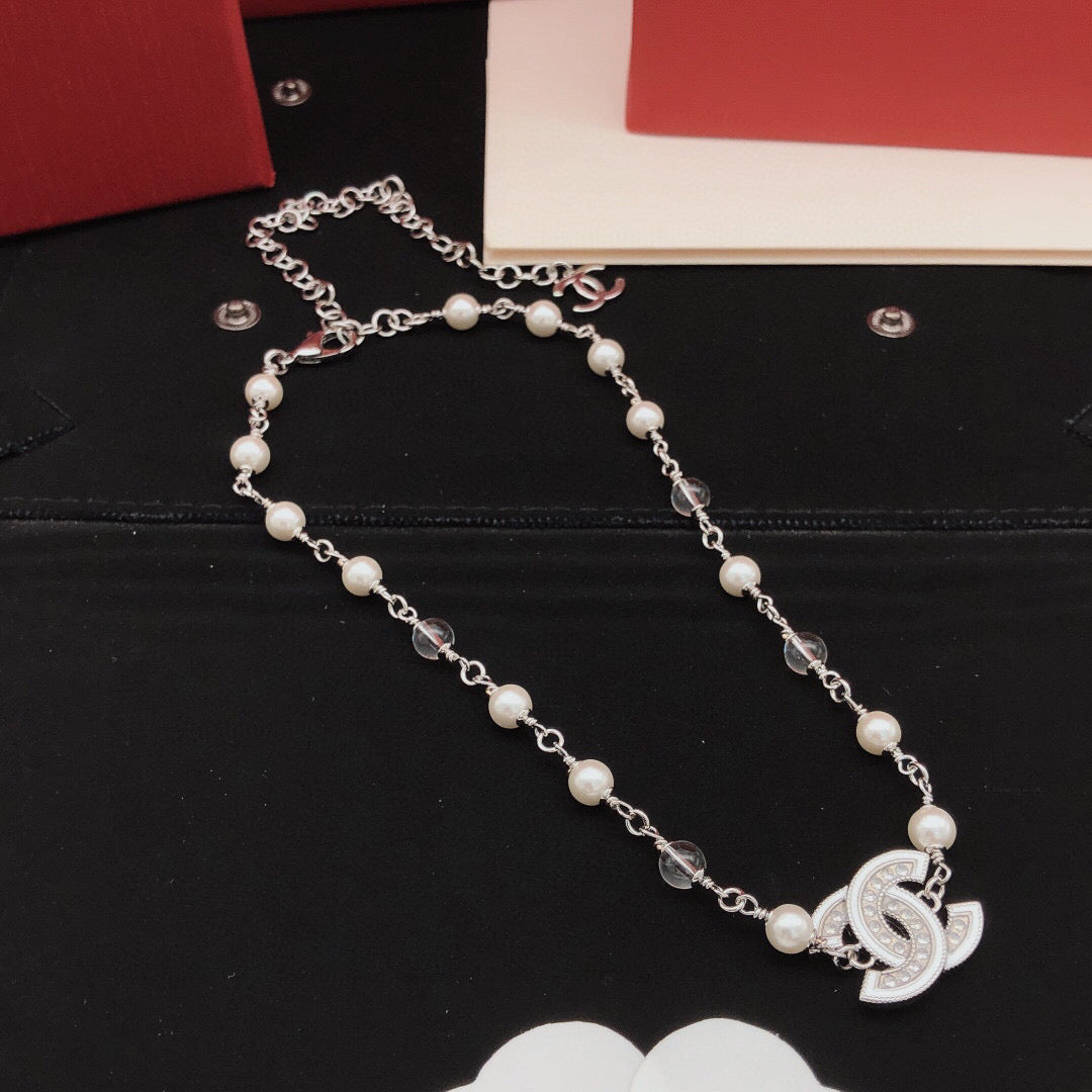 Pearl Pearl-Detail Pendant Necklace – Pearl Detail – Design 053 side detail