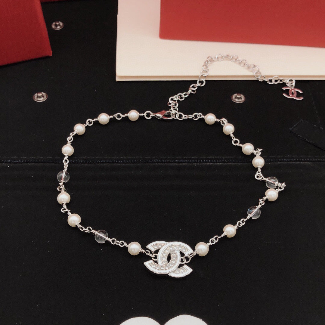 Pearl Pearl-Detail Pendant Necklace – Pearl Detail – Design 053 detail view