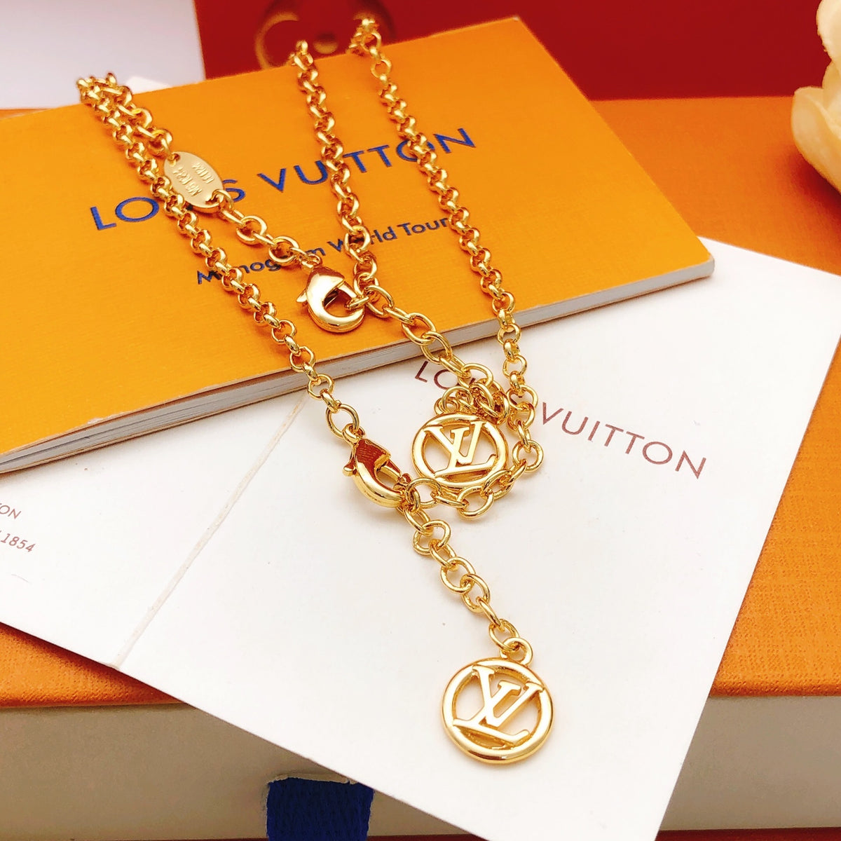 Lock Double-Layer Pendant Necklace side detail
