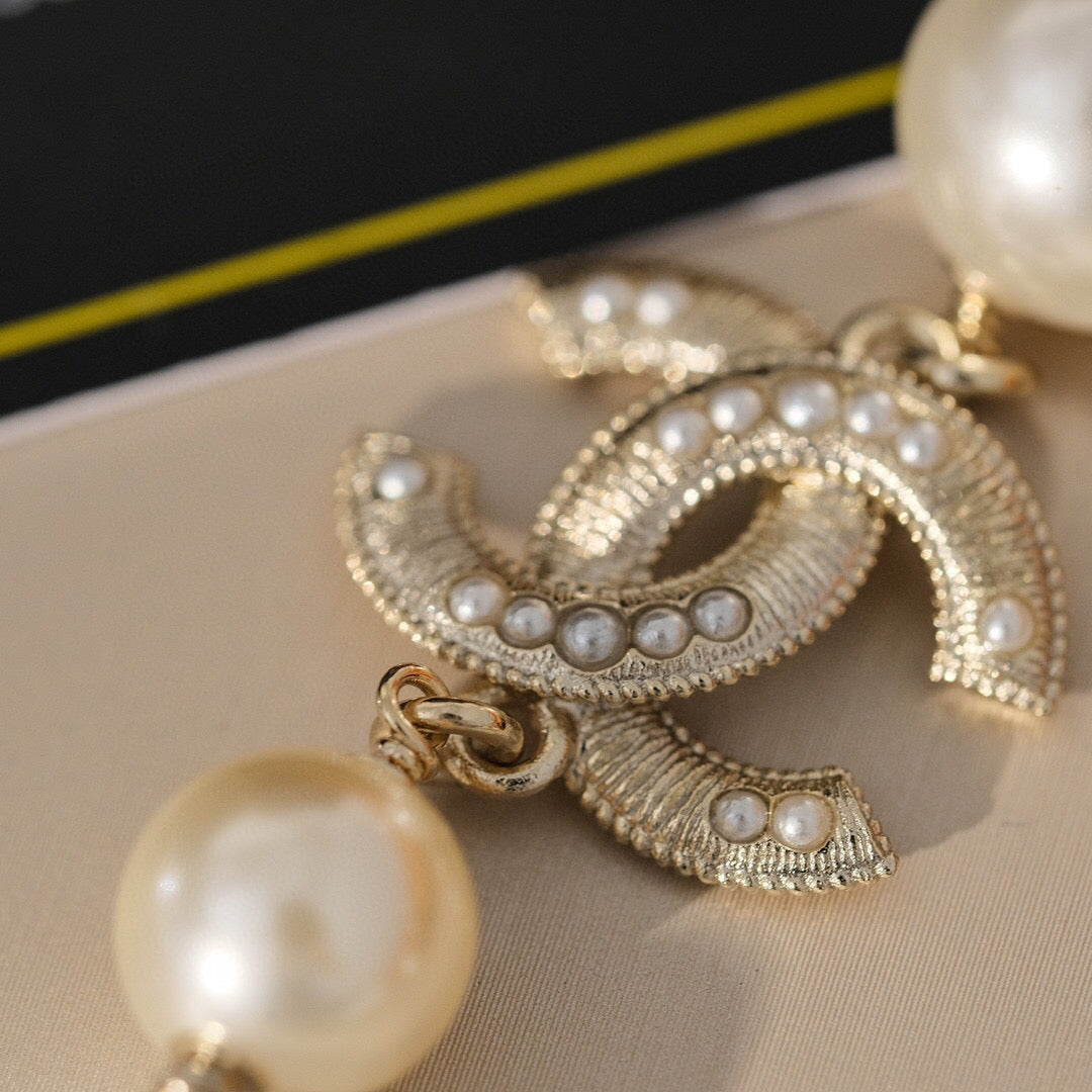 Pearl Pearl-Detail Pendant Necklace – Pearl Detail – Design 073 front product view