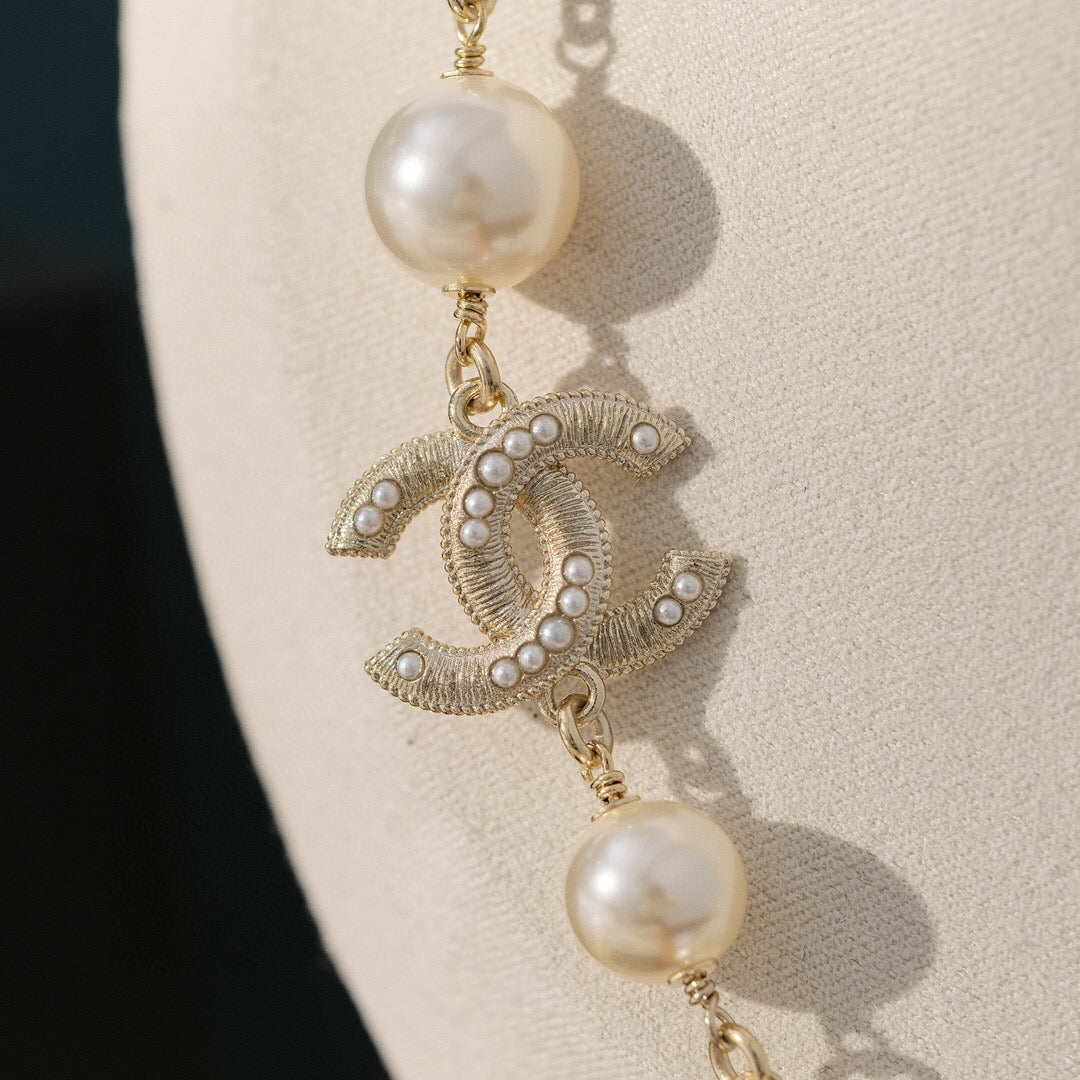 Pearl Pearl-Detail Pendant Necklace – Pearl Detail – Design 073 detail view