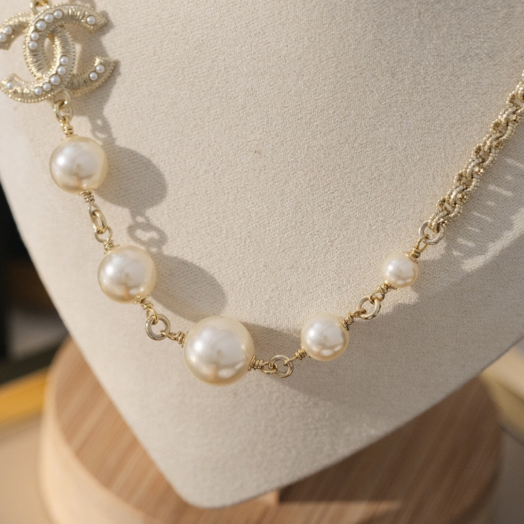 Pearl Pearl-Detail Pendant Necklace – Pearl Detail – Design 073 front product view