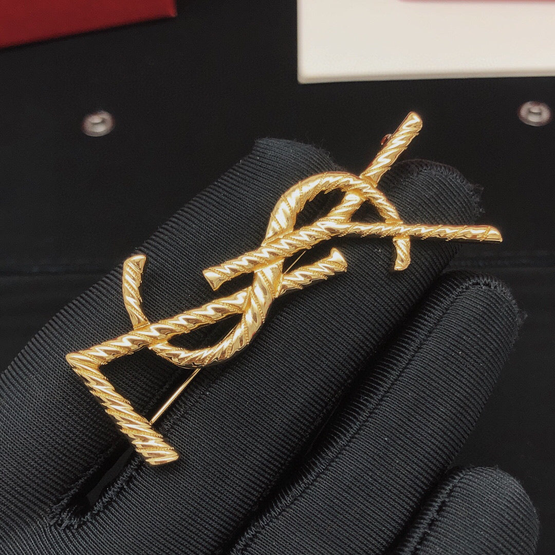 Twist Brooch in Gold-Tone – Twist Detail detail view