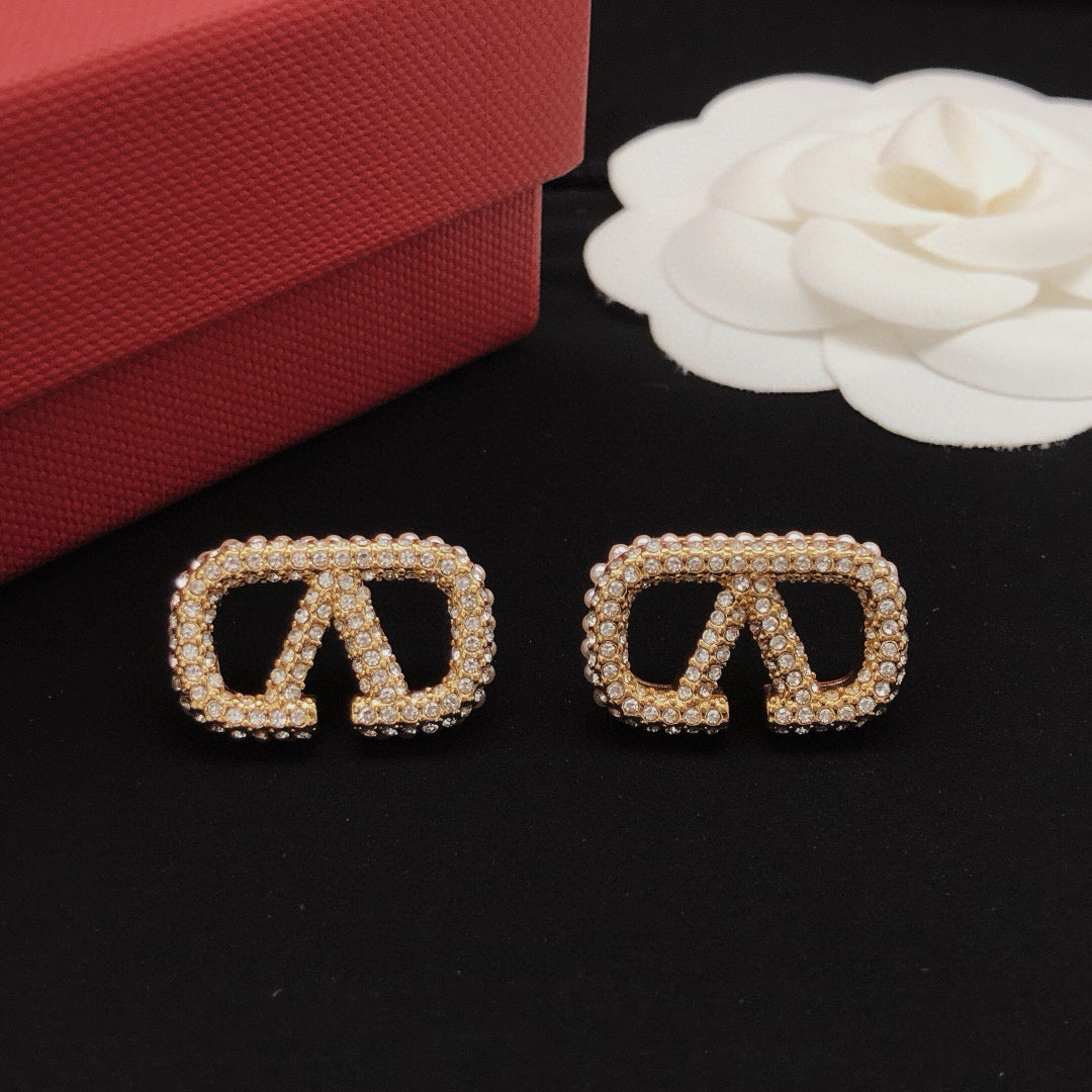V Emblem Pearl-Detail Stud Earrings – Design 01 detail view