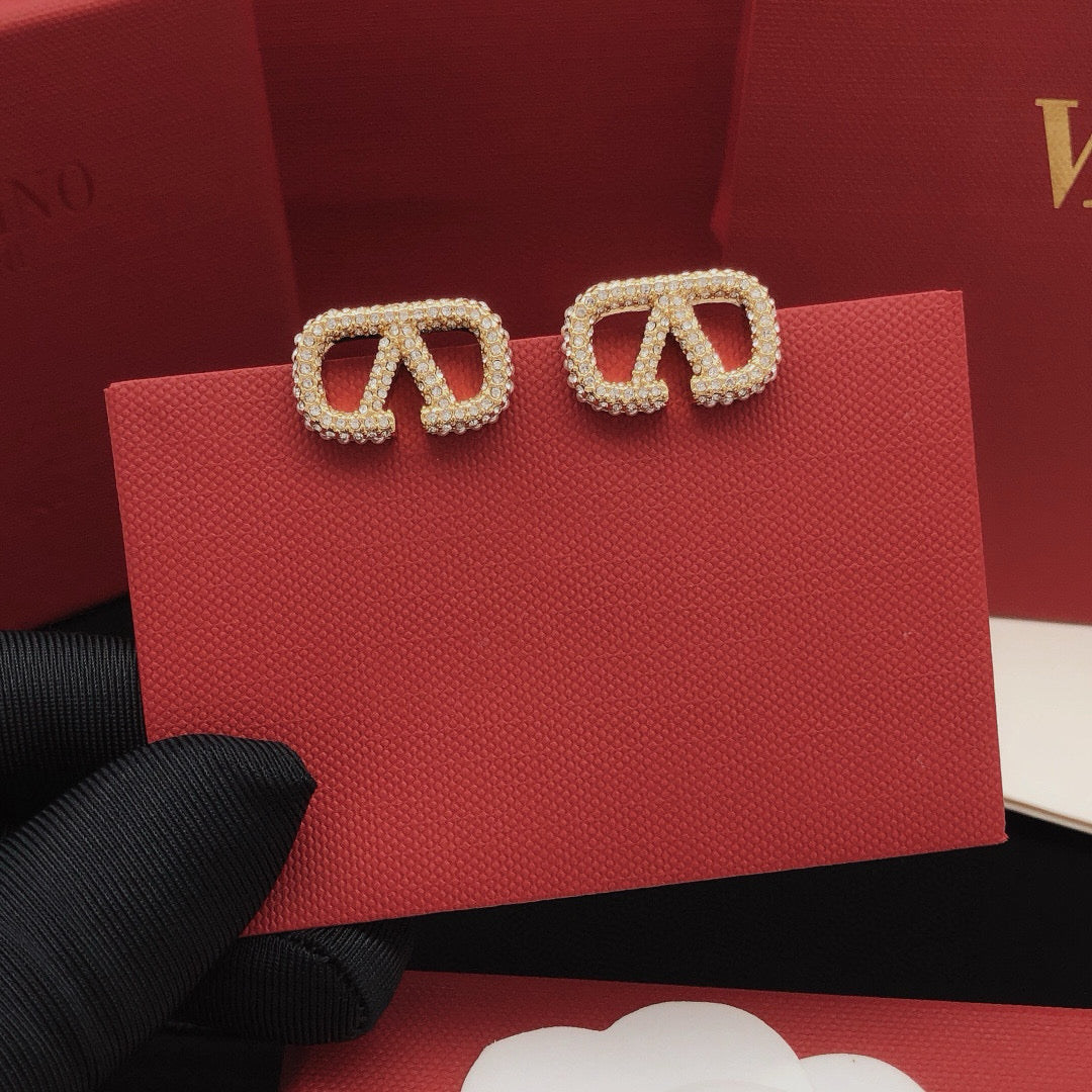 V Emblem Pearl-Detail Stud Earrings – Design 01 close-up view