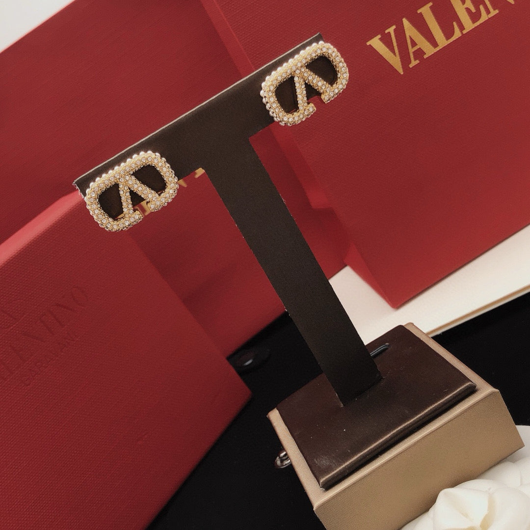 V Emblem Pearl-Detail Stud Earrings – Design 01 main product view
