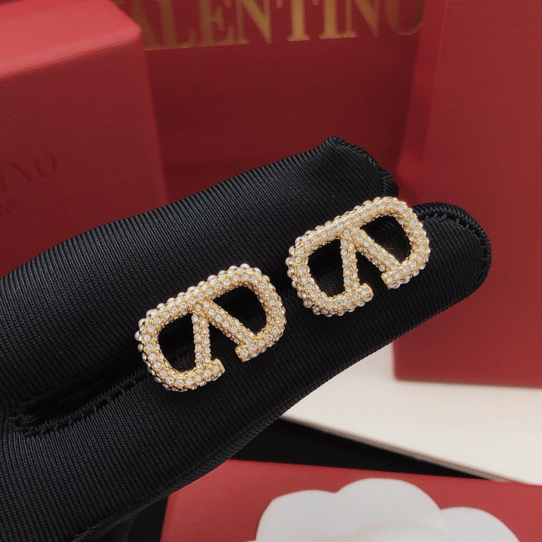 V Emblem Pearl-Detail Stud Earrings – Design 01 front view