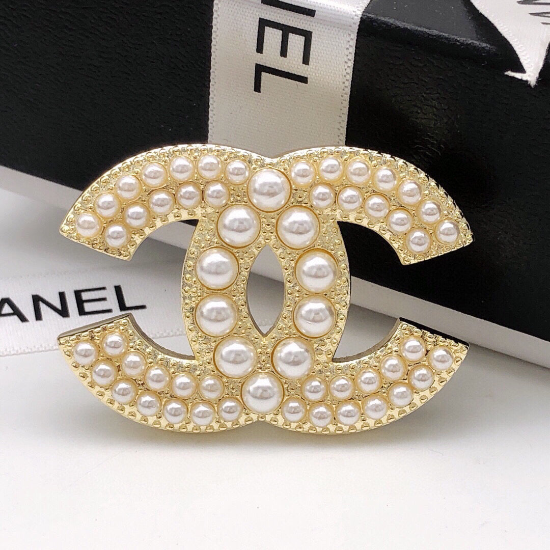 Double-C Emblem Brooch in Gold-Tone – Pearl Detail – Design 005 side detail