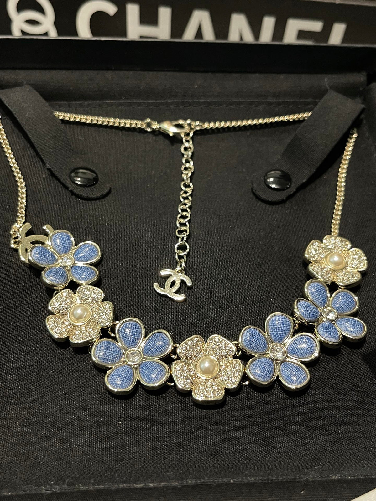 Pearl Pearl-Detail Pendant Necklace – Pearl Detail – Design 050 side detail