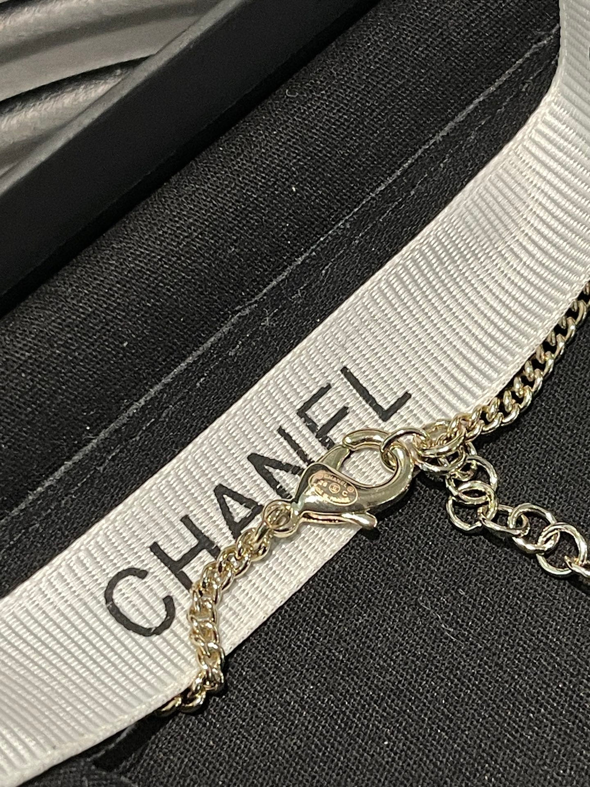 Pearl Pearl-Detail Pendant Necklace – Pearl Detail – Design 050 close-up detail