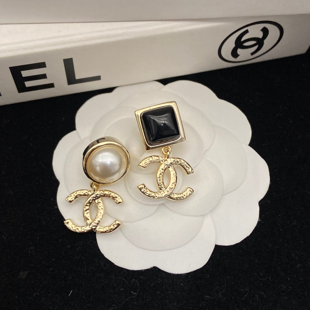 Pearl Pearl-Detail Stud Earrings – Pearl Detail – Design 006 close-up detail