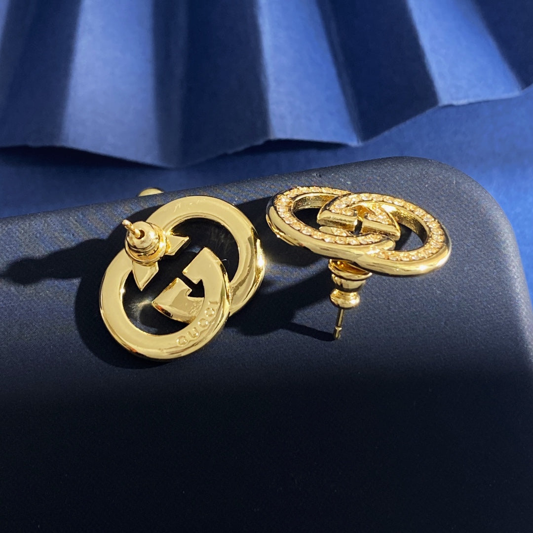 Double-G Emblem Brooch in Gold-Tone – Crystal Detail close-up detail