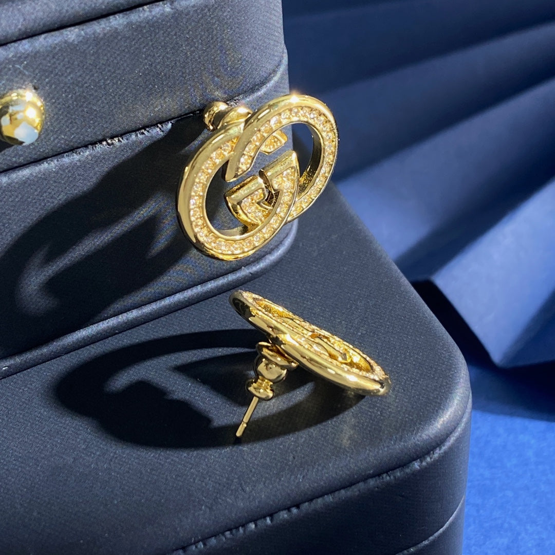 Double-G Emblem Brooch in Gold-Tone – Crystal Detail side detail