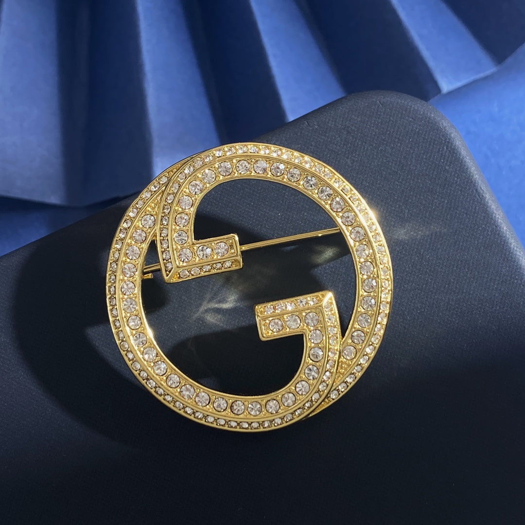 Double-G Emblem Brooch in Gold-Tone – Crystal Detail – Design 002 detail view