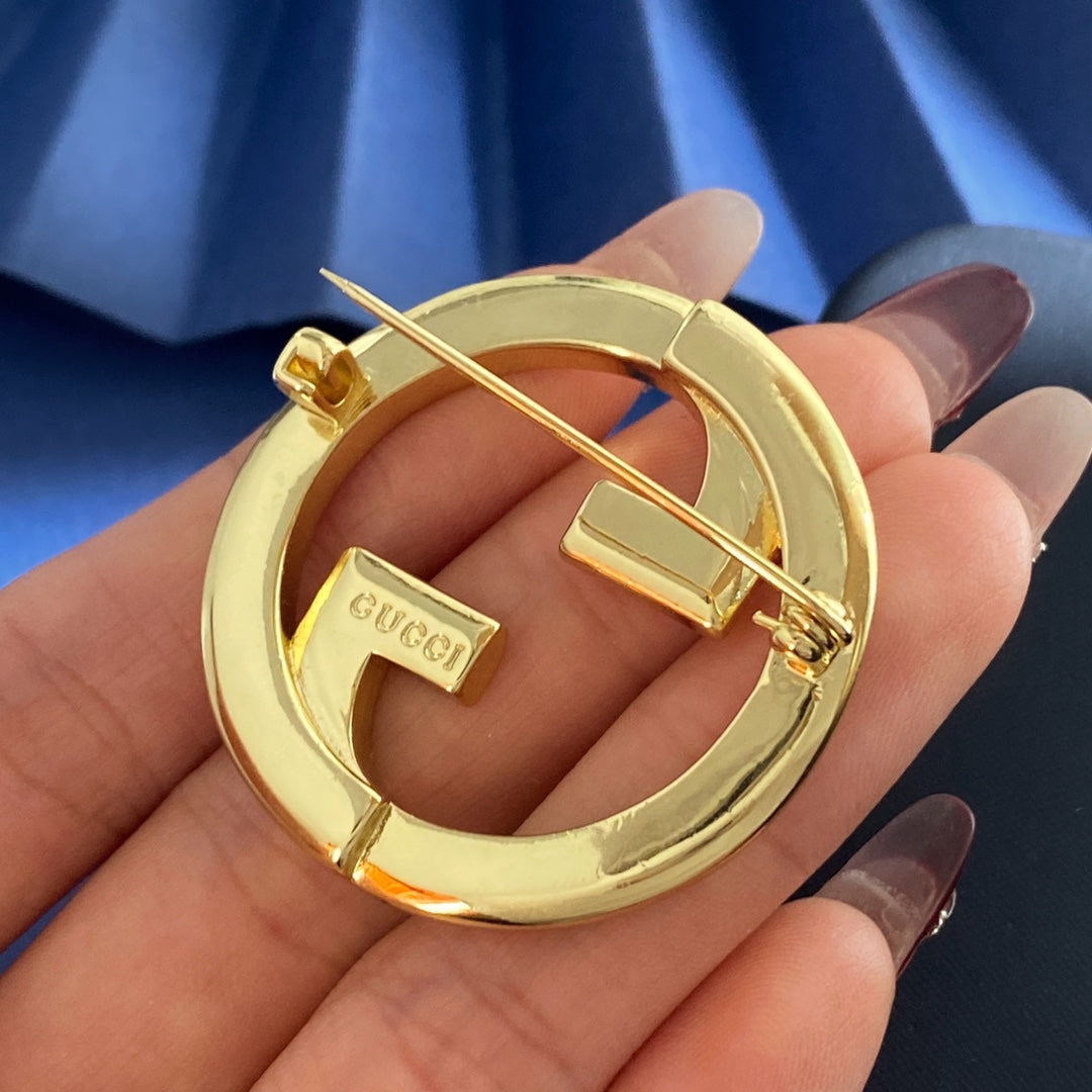 Double-G Emblem Brooch in Gold-Tone – Crystal Detail – Design 002 side detail