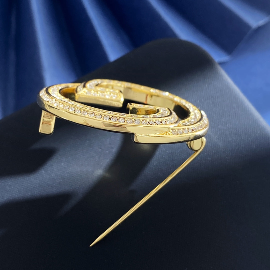 Double-G Emblem Brooch in Gold-Tone – Crystal Detail – Design 002 close-up detail
