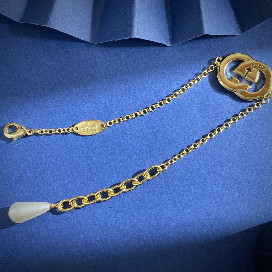 Double-G Emblem Brooch in Gold-Tone – Crystal Detail – Design 003 detail view
