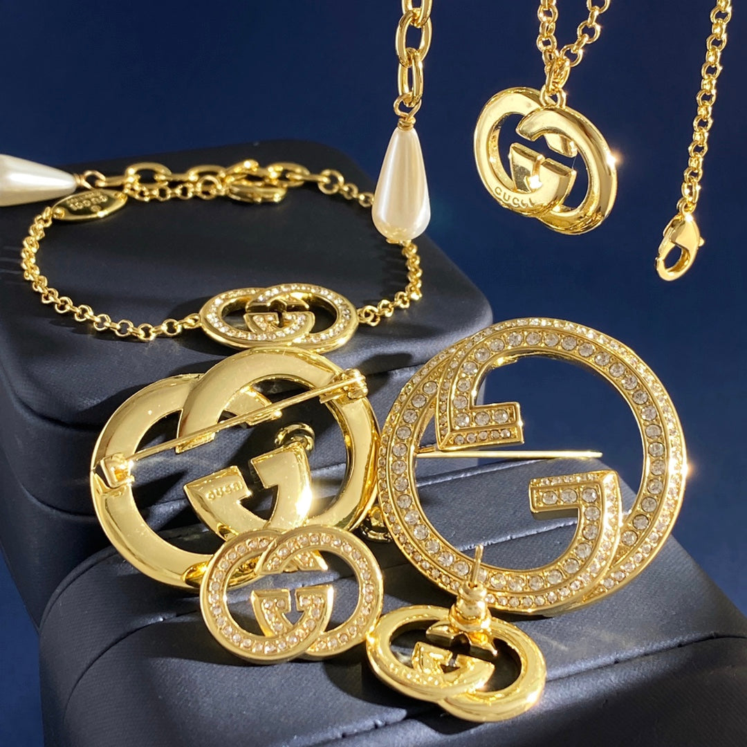 Double-G Emblem Brooch in Gold-Tone – Crystal Detail – Design 003 detail view
