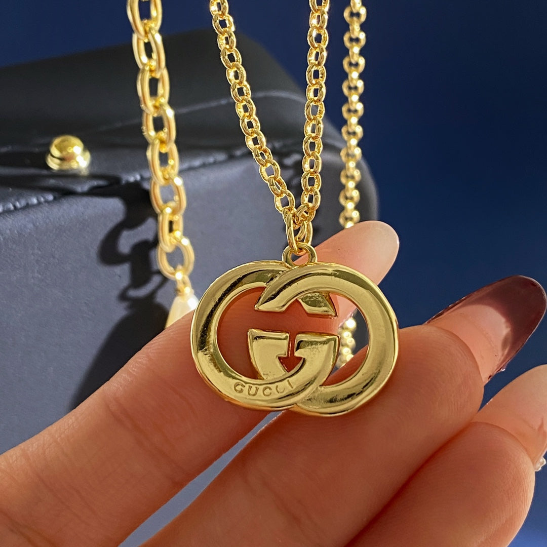 Double-G Emblem Brooch in Gold-Tone – Crystal Detail – Design 004 side detail