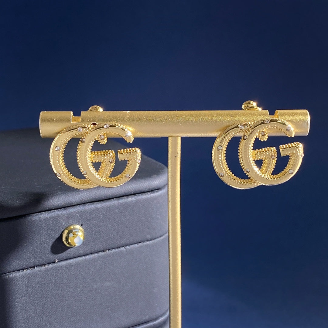 Double-G Emblem Stud Earrings in Gold-Tone – Design 005 side detail